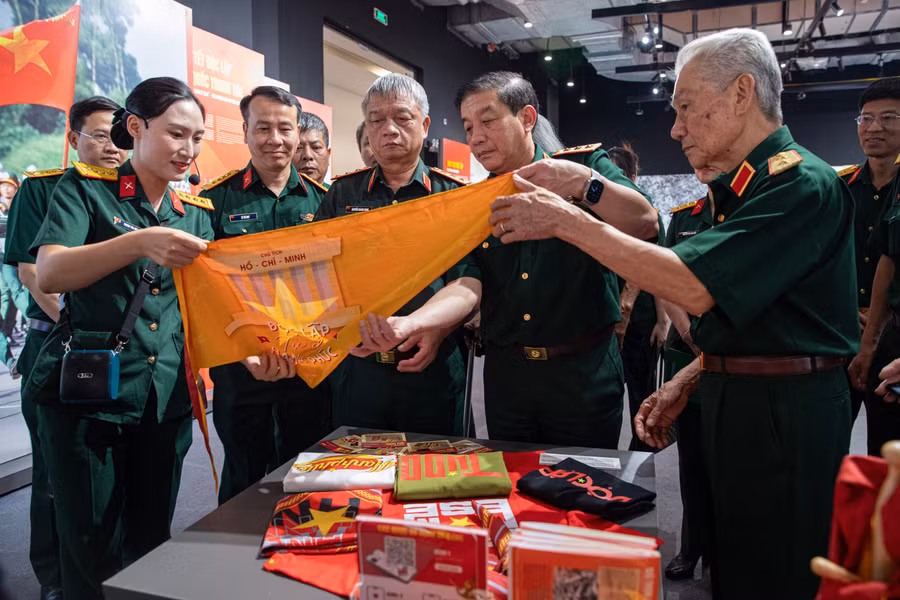 Triển lãm thu hút đông đảo khách tham quan, đặc biệt là cán bộ, chiến sĩ và cựu chiến binh.