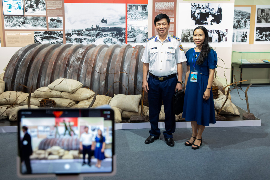 Khách tham quan trải nghiệm tương tác với công nghệ AR. cong-nghe-tai-hien-hanh-trinh-80-nam-giu-vung-loi-the-doc-lap-2.jpg