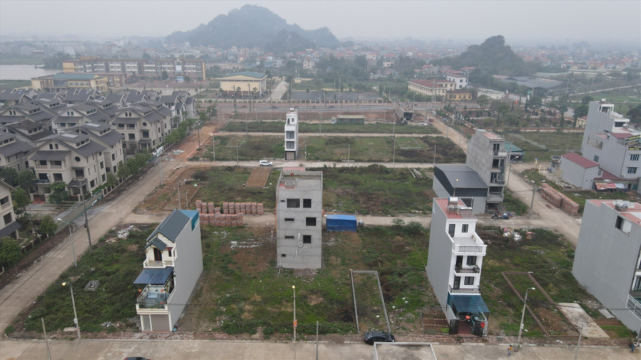 Hiện tượng đầu cơ, găm hàng, đẩy giá diễn ra tạo nên 'bong bóng' và một thị trường bất động sản thiếu minh bạch. Ảnh minh họa: INT sua-luat-xay-dung-thao-go-diem-nghen.jpg