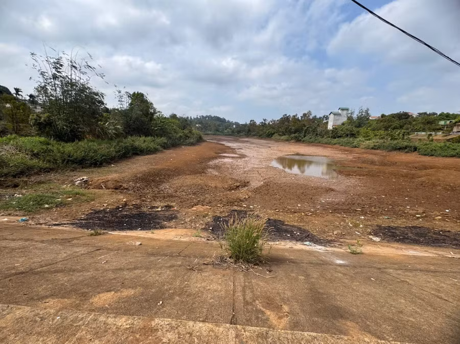 Ao, hồ ở Đắk Mil (Đắk Nông) cạn trơ đáy do hạn hán kéo dài. (Ảnh: T.T)