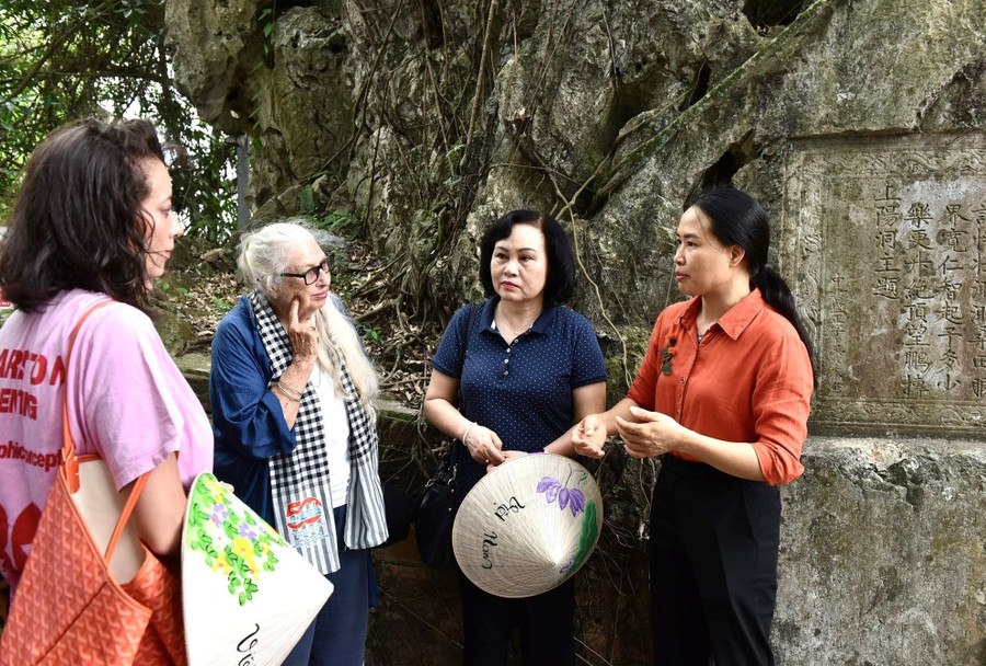 Giới chuyên gia quốc tế khảo sát bia ma nhai tại núi Non Nước. di-san-van-khac-han-nom-nui-non-nuoc-2.jpg