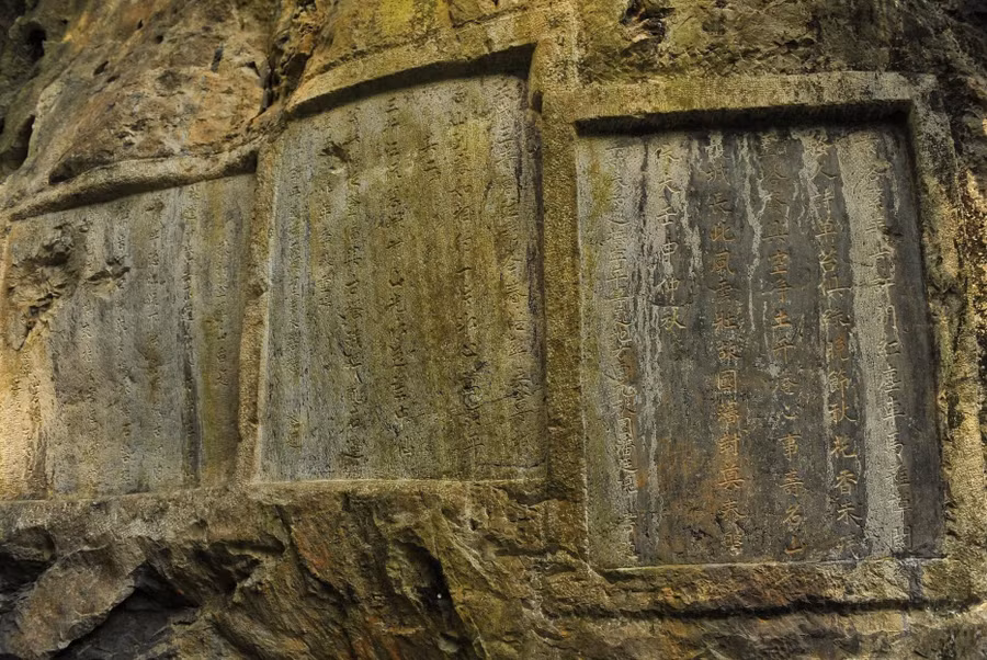 Hệ thống văn khắc vách núi Non Nước được xem là 'bảo tàng văn học trên đá độc bản duy nhất tại Việt Nam'.
