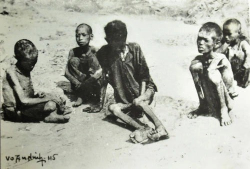 Bức ảnh chụp về nạn đói năm 1945 của nhiếp ảnh gia Võ An Ninh. nan-doi-nam-1945-duoi-goc-nhin-su-hoc-3.jpg