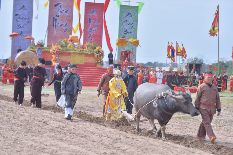 Ông Nguyễn Ngọc An vào vai vua Lê Đại Hành thực hiện cày Tịch điền.