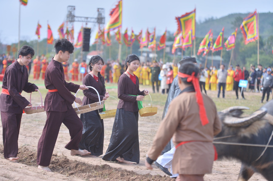 Nam thanh nữ tú gieo hạt giống trên những sá cày, thể hiện sự nảy nở sinh sôi. no-nuc-xem-vua-cay-ruong-trong-hoi-tich-dien2.jpg