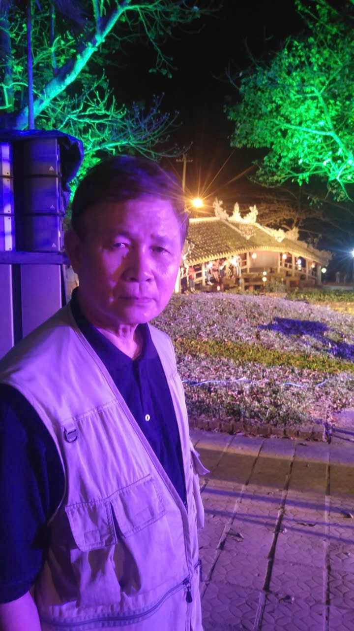 Thầy giáo – nhà thơ Nguyễn Thiền Nghi. nhung-thay-giao-xu-hue-thuy-chung-voi-nang-tho-2.jpg