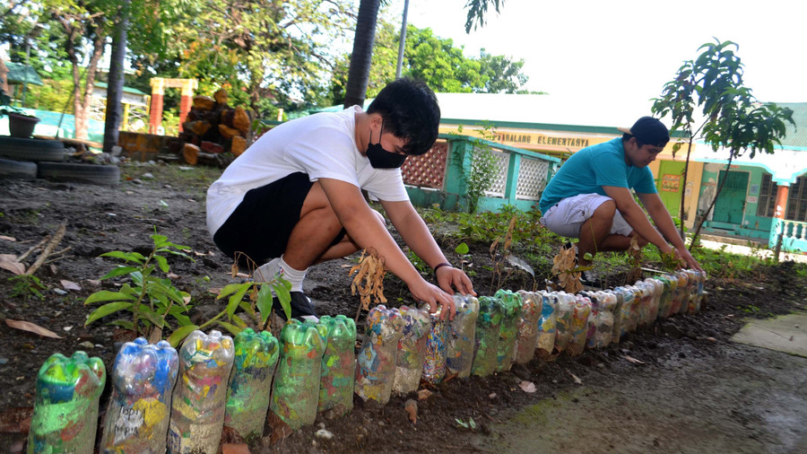 Học sinh Philippines tìm hiểu về vật liệu tái chế.