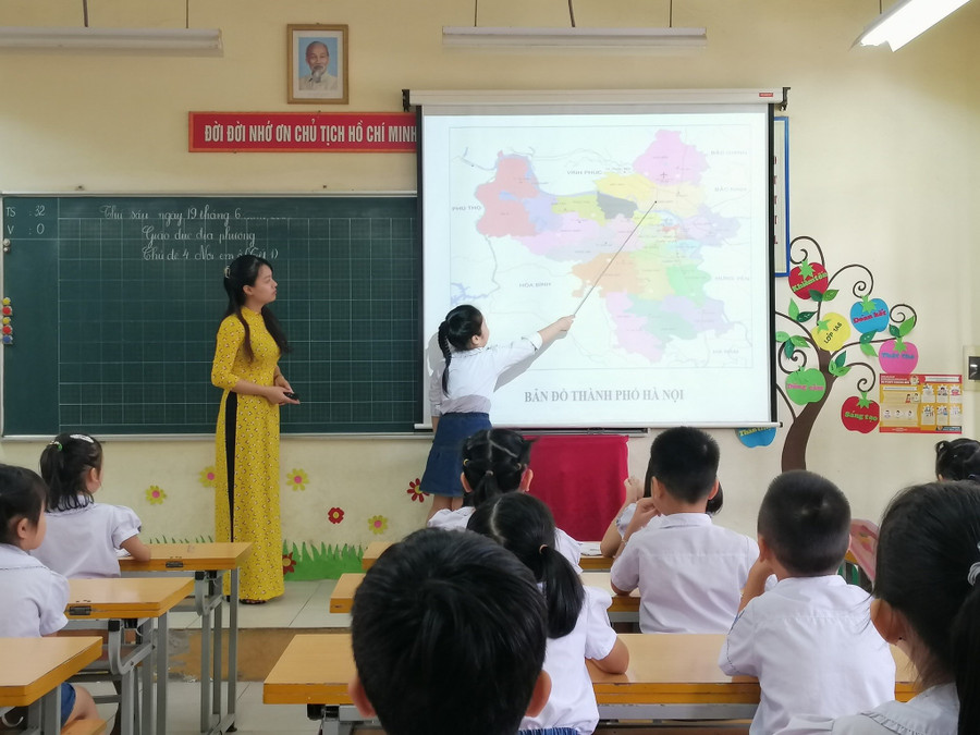 Cô, trò Trường Tiểu học Kim Liên (Kim Liên, Hà Nội) trong giờ học.