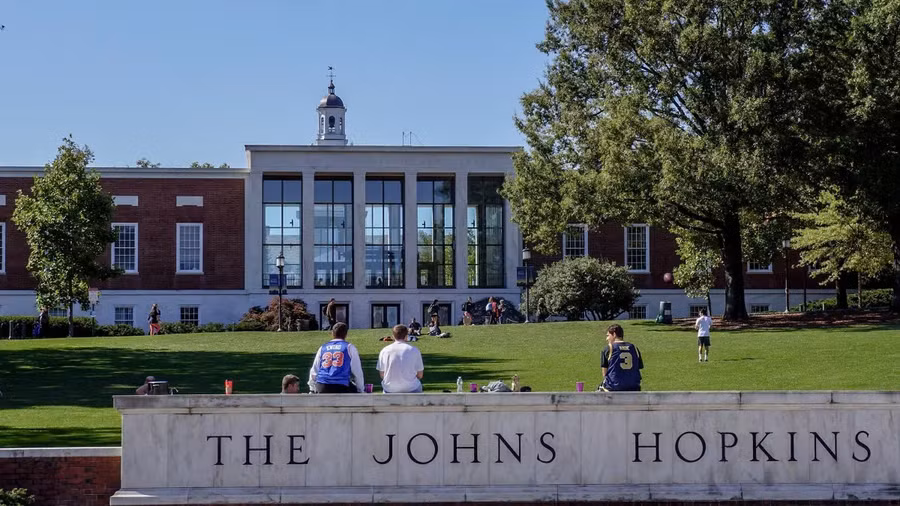 Đại học Johns Hopkins, Mỹ cắt giảm hàng nghìn nhân sự do mất tài trợ.