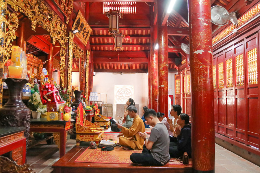 Du khách đến thắp hương, lễ bái tại đền. duc-thanh-hoang-muong-tu-tin-nguon-den-nhan-vat-lich-su-7.jpg