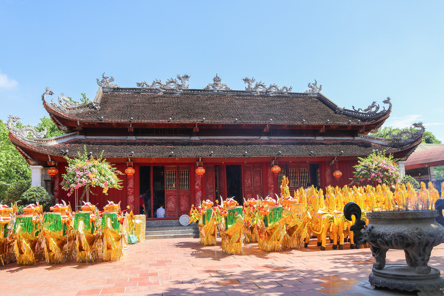 Thượng điện làm bằng gỗ, được chạm trổ công phu. duc-thanh-hoang-muong-tu-tin-nguon-den-nhan-vat-lich-su-5.jpg