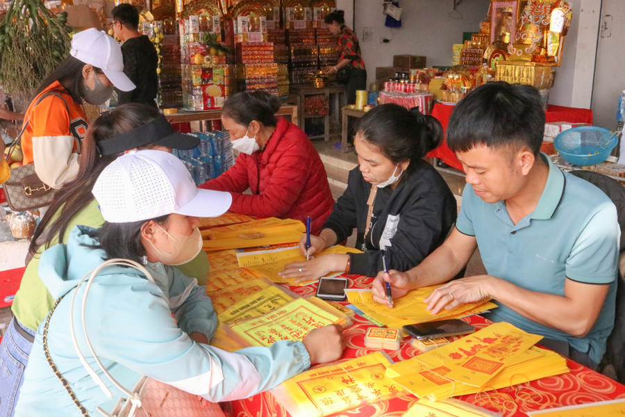 Du khách xin sớ cầu an tại đền. duc-thanh-hoang-muong-tu-tin-nguon-den-nhan-vat-lich-su-10.jpg