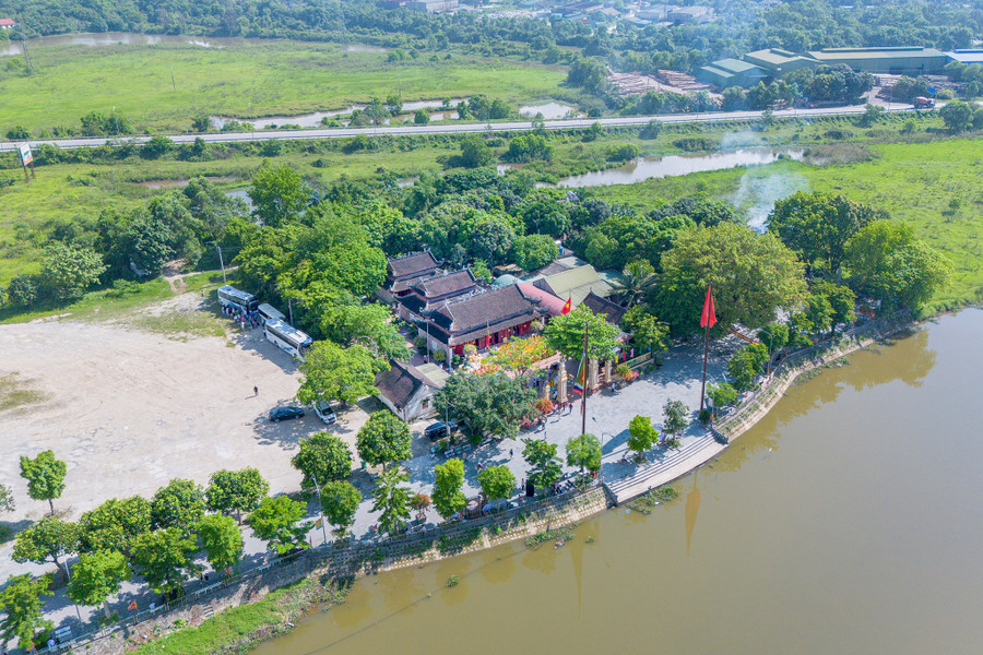 Đền ông Hoàng Mười nằm bên dòng sông Cồn Mộc. duc-thanh-hoang-muong-tu-tin-nguon-den-nhan-vat-lich-su-1.jpg