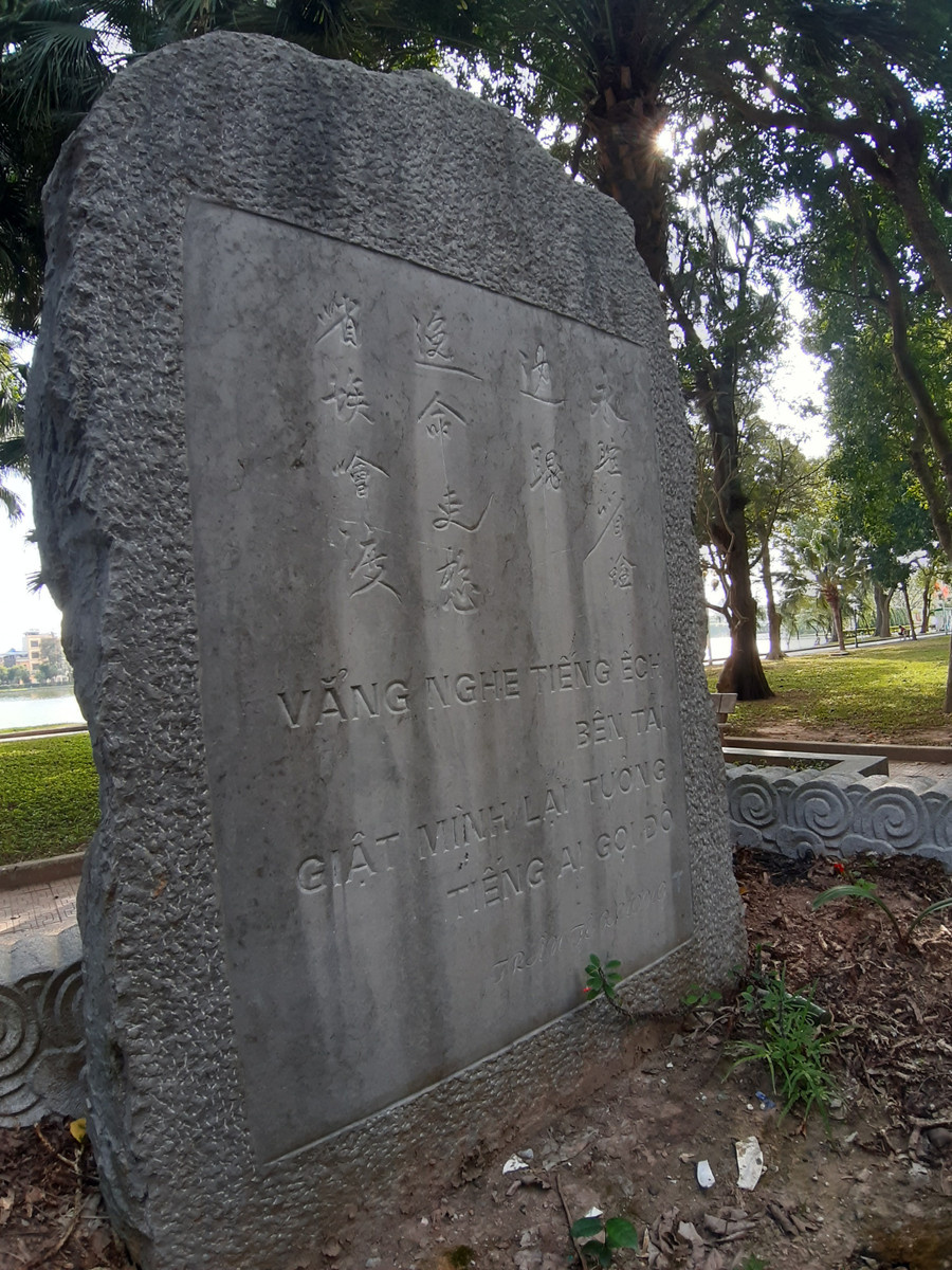 Bia đá ghi hai câu thơ trong bài 'Sông lấp'. dat-vi-hoang-khoa-danh-nuc-tieng-dat-son-nam-5.jpg