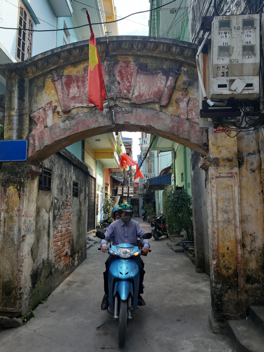 Bức cổng cổ trong ngõ Văn Nhân (Nam Định, Ninh Bình) - nơi các sĩ tử xưa tụ tập ăn uống chờ vào trường thi. dat-vi-hoang-khoa-danh-nuc-tieng-dat-son-nam-1.jpg