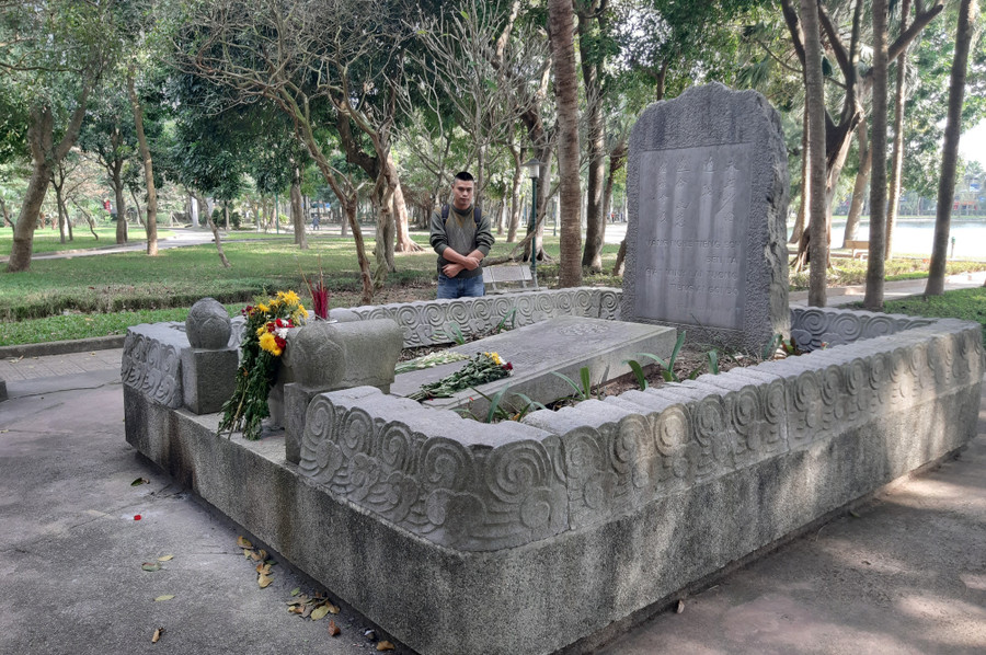 Mộ Tú Xương bên trong công viên Vị Xuyên (phường Nam Định, tỉnh Ninh Bình). dat-vi-hoang-khoa-danh-nuc-tieng-dat-son-nam-3.jpg