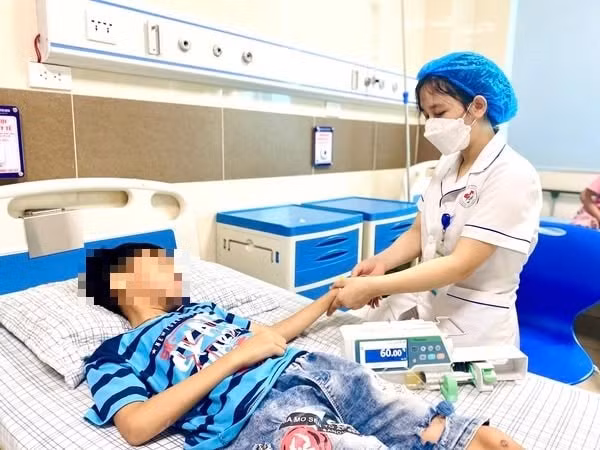 Sau 3 ngày điều trị tích cực, sức khoẻ của bệnh nhi đã ổn định. Ảnh: TTYT Phù Ninh