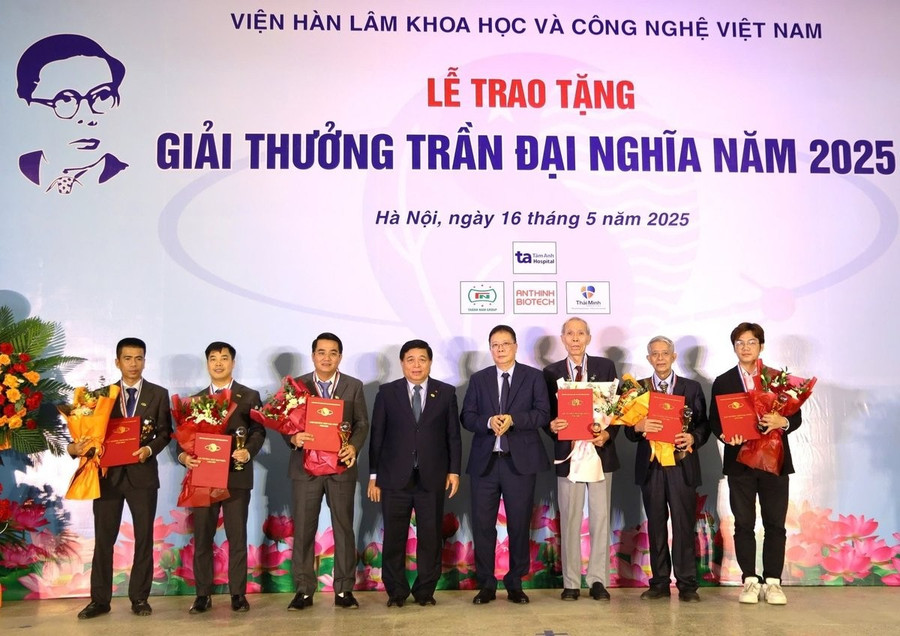 Nhóm tác giả công nghệ hồ treo thu trữ nước vách núi nhận giải thưởng Trần Đại Nghĩa năm 2025. loi-giai-cho-con-khat-tren-cao-nguyen-da-1-6832.jpg