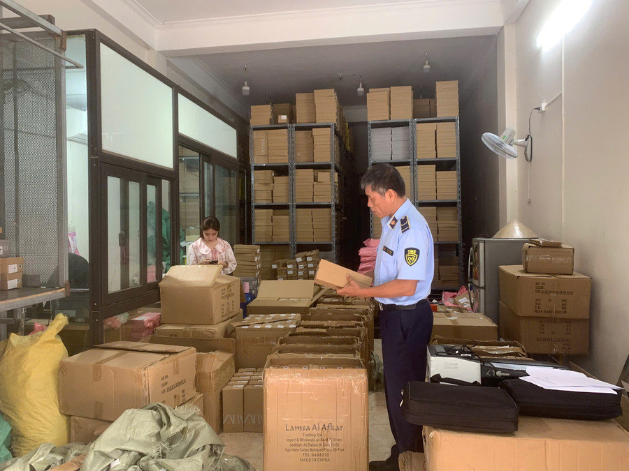 Hơn 7.000 sản phẩm nghi giả nhãn hiệu ZARA tại phường Phú Lương (TP Hà Nội).