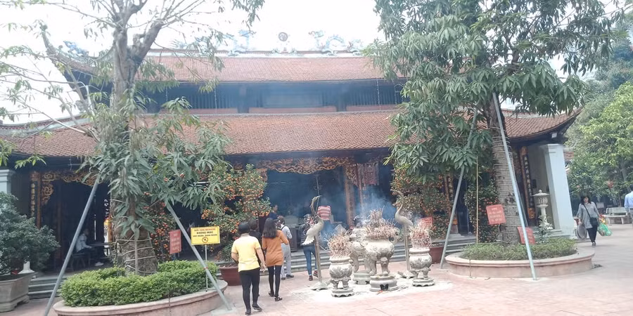 Bia Bà là nơi cầu lộc nổi tiếng của người Hà Nội mỗi dịp lễ tết.