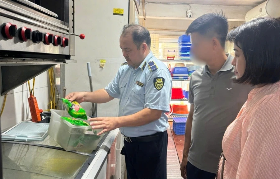 Đoàn liên ngành an toàn thực phẩm quận Cầu Giấy (Hà Nội) kiểm tra cơ sở "Lòng Chát quán" sáng 8/5. (Ảnh: INT)