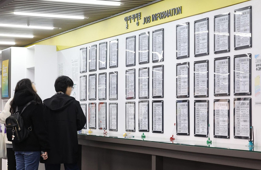 Người trẻ tìm kiếm cơ hội việc làm tại một trung tâm hỗ trợ tuyển dụng ở Seoul. Ảnh: Yonhap