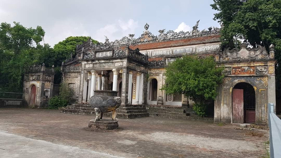 Chùa Triều Đông do nghệ nhân Đào Văn Can thiết kế và xây dựng từ vôi, muối, mật và sứ.
