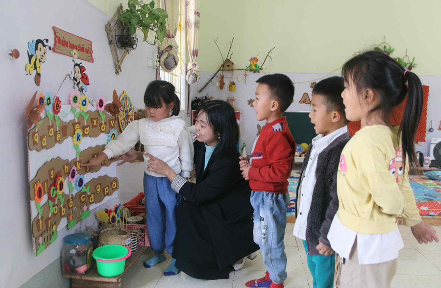 Góc tăng cường tiếng Việt của cô, trò Trường Mầm non Nùng Nàng (Tân Phong, Lai Châu).