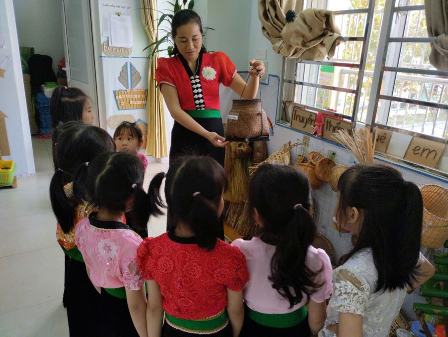 Cô, trò Trường Mầm non Sông Đà, xã Nậm Hàng rèn tiếng Việt. khoi-thong-hanh-trinh-hoc-tap-tu-tieng-viet-2.jpg