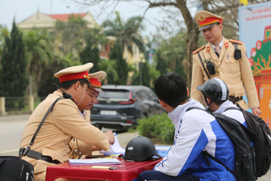 Lực lượng CSGT Thanh Hóa tăng cường xử lý học sinh vi phạm giao thông.