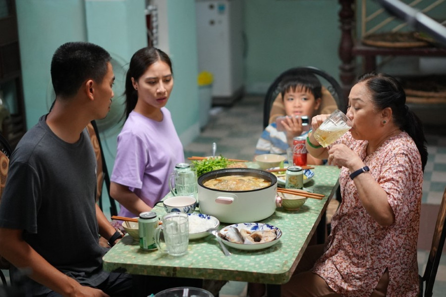 Bộ phim nhắc nhở, dù thế nào chăng nữa - giữa mẹ và con, khát khao lớn nhất là được yêu thương và thấu hiểu. Ảnh: Đoàn phim cung cấp