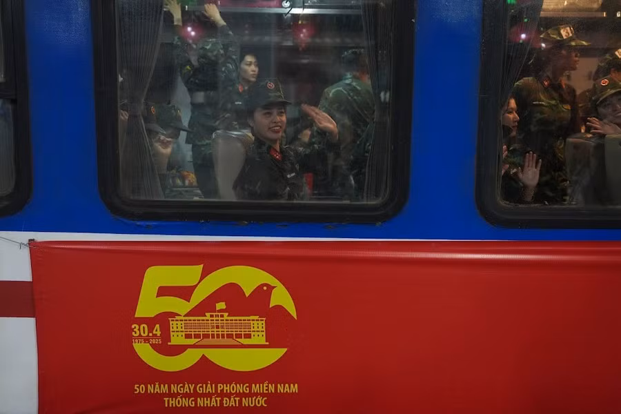 Đoàn tàu đưa chiến sĩ thuộc lực lượng diễu binh, diễu hành của Bộ Quốc phòng khởi hành từ Hà Nội vào TPHCM. Ảnh: Xuân Phú.