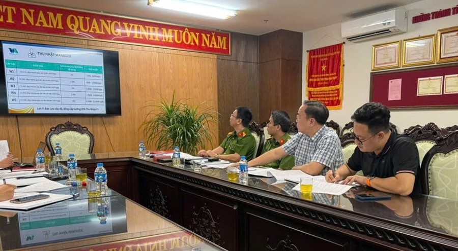 Ban Chuyên án họp bàn công tác đấu tranh chuyên án trong đường dây lừa đảo tiền ảo WorldMall.app. Ảnh: BCA loat-o-nhom-toi-pham-cong-nghe-cao-bi-triet-pha-the-nao-3.jpg