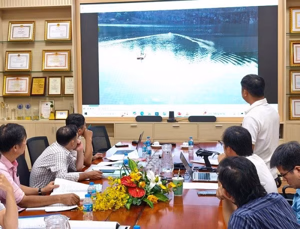 Thuyền tự hành cơ động tự lấy mẫu nước trên hồ Hóa An.