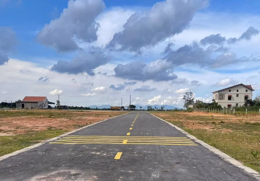 Đất ở xã Toàn Lưu được nhà đầu tư tự bỏ tiền thảm nhựa, mở đường, phân lô bán nền. Ảnh: V.T