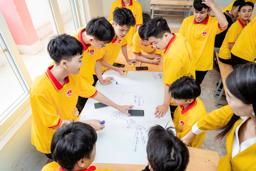 Tân sinh viên Trường Cao đẳng Bách khoa Tây Nguyên hào hứng với tuần sinh hoạt công dân năm 2025. dinh-hinh-ban-linh-tu-cau-chuyen-lich-su-6.jpg