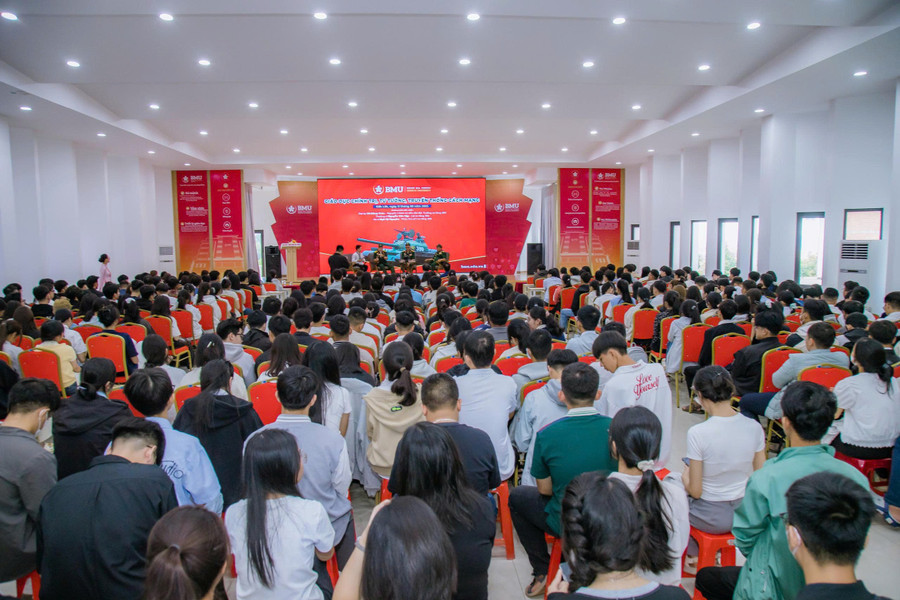Hàng trăm tân sinh viên Trường Đại học Y Dược Buôn Ma Thuột cùng lắng nghe câu chuyện về khoảnh khắc xe tăng 390 húc đổ cổng Dinh Độc Lập trưa 30/4/1975. dinh-hinh-ban-linh-tu-cau-chuyen-lich-su-2.jpg