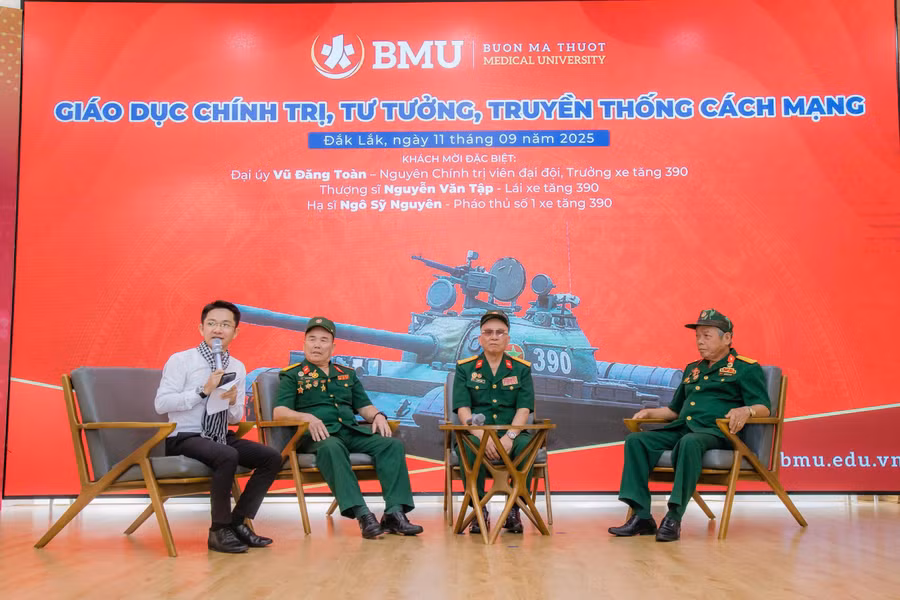 Các cựu chiến binh kíp lái xe tăng 390 huyền thoại giao lưu với tân sinh viên. 