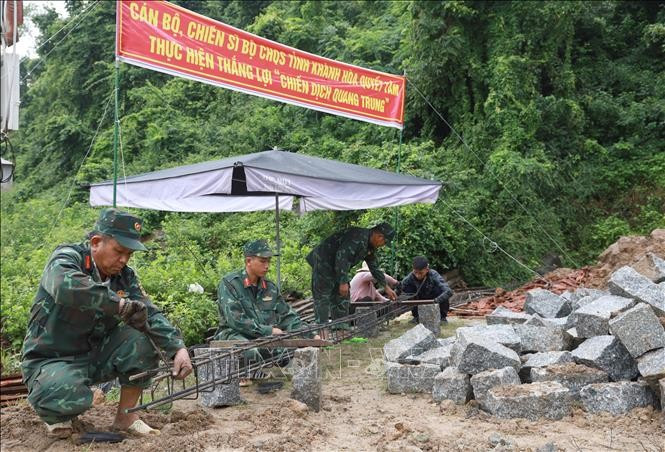 Cán bộ, chiến sĩ Ban Chỉ huy Phòng thủ khu vực 2 - Diên Khánh (Bộ Chỉ huy Quân sự tỉnh Khánh Hòa) giúp gia đình bà Lê Thị Tuyết (phường Nam Nha Trang, tỉnh Khánh Hòa) xây dựng nhà mới. Ảnh: TTXVN