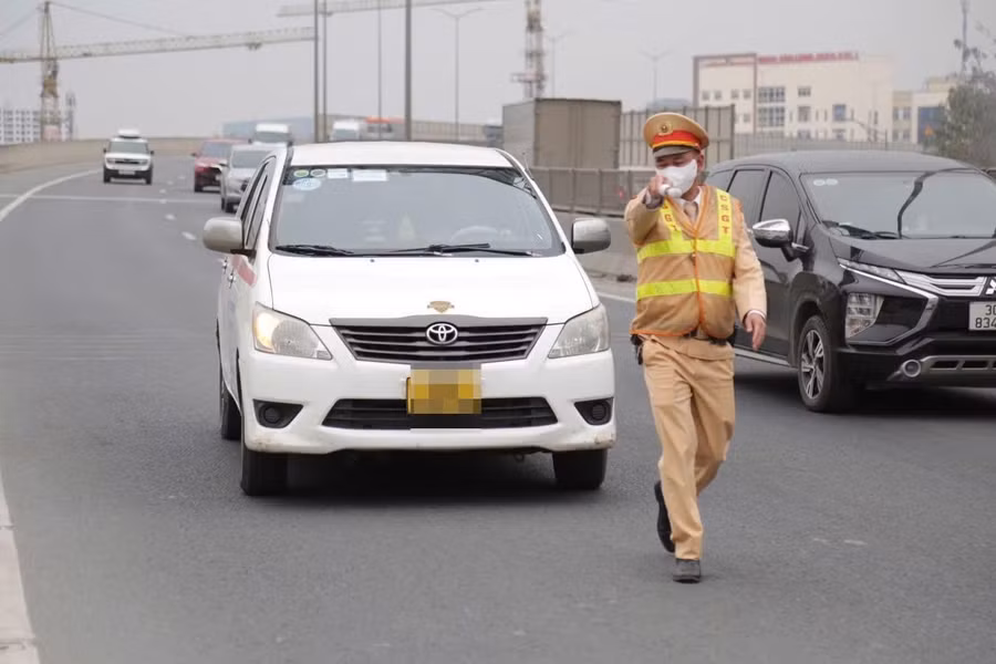 CSGT kiểm tra ô tô đi vào làn khẩn cấp trên đường Vành đai 3 trên cao. Ảnh: CA TP Hà Nội