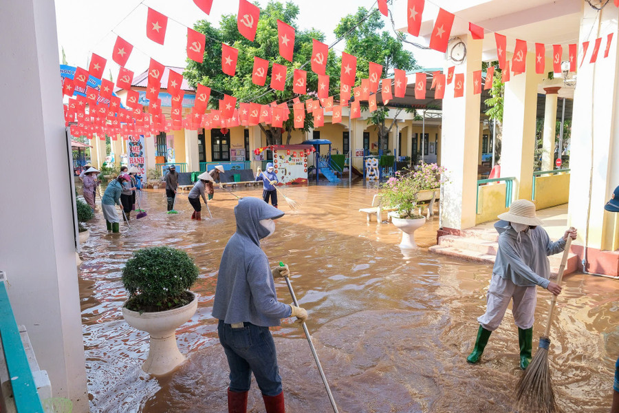 Giáo viên Trường Mầm non Tân Thanh dọn vệ sinh, chờ nước rút để đón học sinh trở lại trường.
