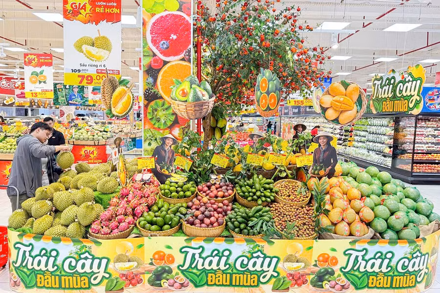 Các siêu thị tăng dự trữ hàng hóa cho dịp Tết.