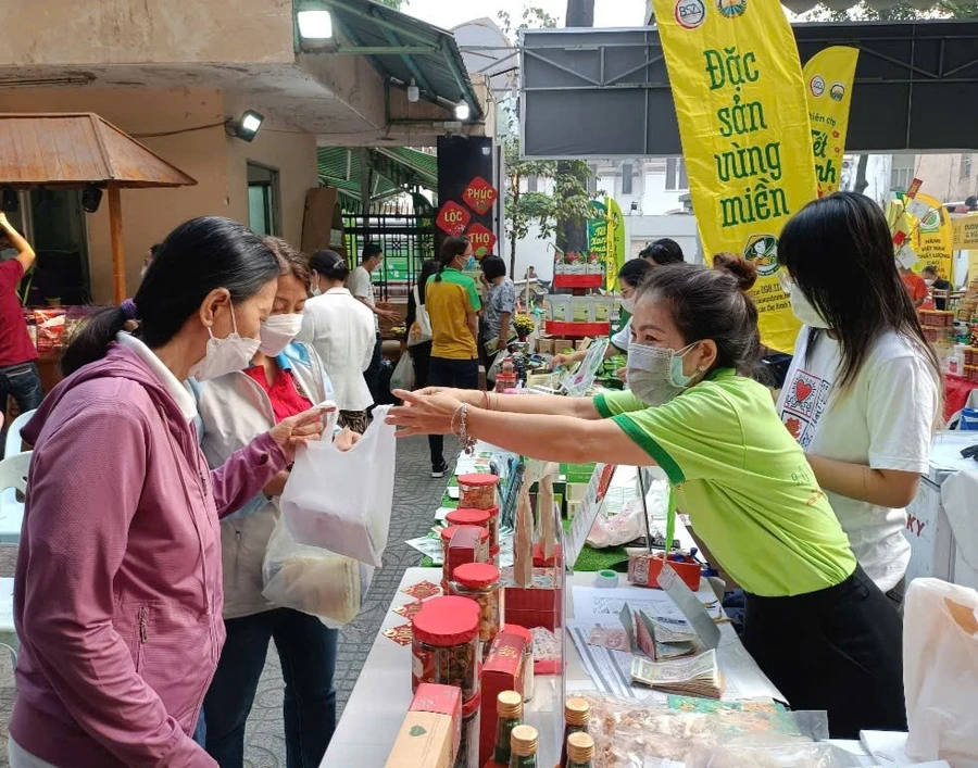 Người dân mua hàng tại phiên chợ Xanh tử tế được tổ chức cuối tuần ở TPHCM. Ảnh: Quốc Hải.