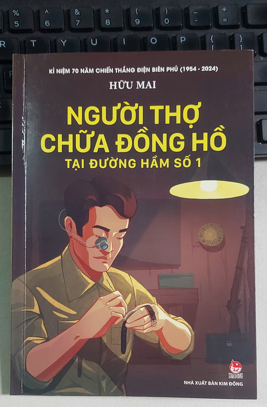 Truyện 'Người thợ chữa đồng hồ tại đường hầm số 1' được in trong tập truyện cùng tên do Nhà xuất bản Kim Đồng ấn hành. Ảnh: Bình Thanh. cam-thu-van-hoc-bat-ngo-den-nghen-long-1.jpg