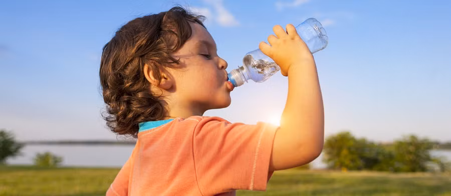 Nắng nóng kéo dài tại Singapore ảnh hưởng sức khoẻ trẻ nhỏ.