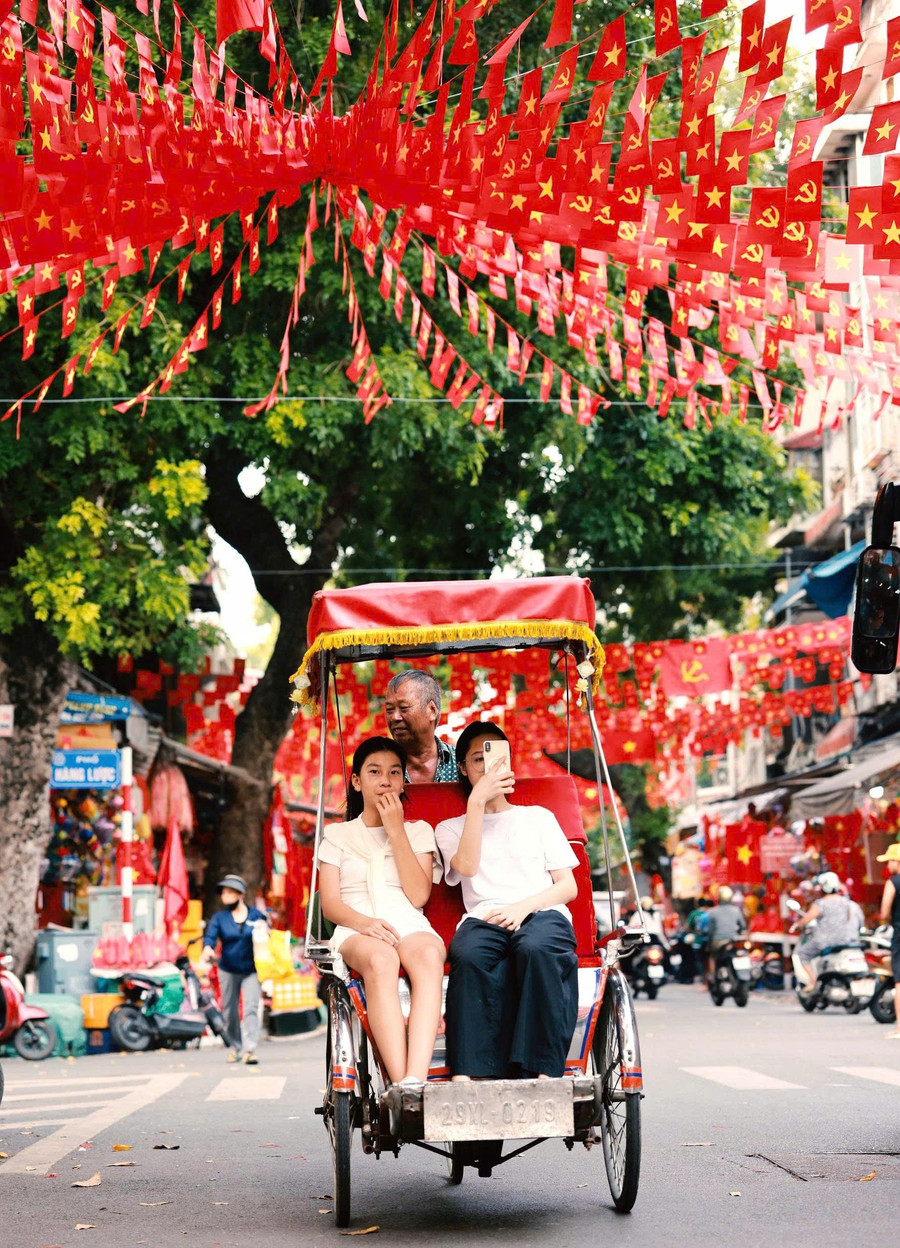 Ngã 5 phố cổ Hà Nội treo cờ hoa hút mắt người đi đường. ha-noi-ruc-ro-sac-do-mung-quoc-khanh-4.jpg