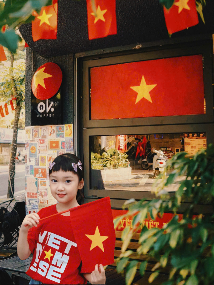 Mặt hàng bán chạy dịp này là áo cờ đỏ sao vàng hay được gọi với tên khác là 'Áo yêu nước'. ha-noi-ruc-ro-sac-do-mung-quoc-khanh-5.jpg