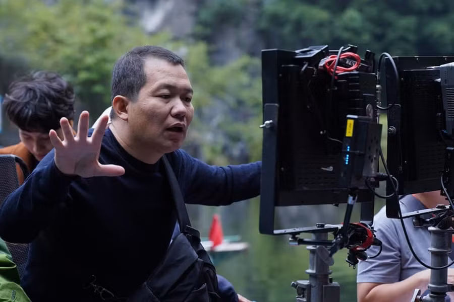 Đạo diễn Lương Đình Dũng tại phim trường.