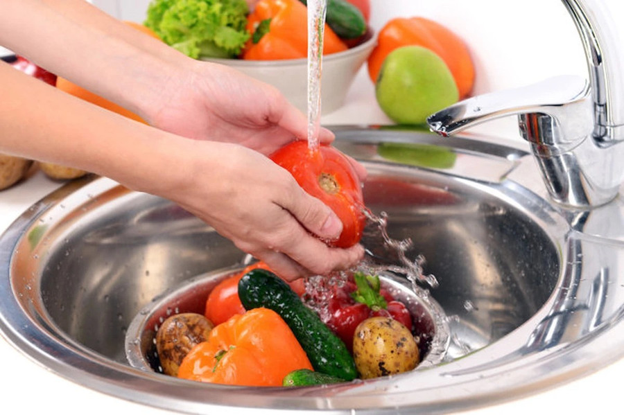 Để phòng bệnh, cha mẹ cần rửa sạch trái cây và rau củ trước khi cho trẻ ăn. Ảnh minh họa: INT bao-ve-tre-mua-mua-lu-2.jpg
