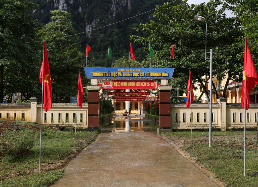 Trường Tiểu học và Trung học cơ sở Thượng Hóa (Kim Phú, Quảng Trị) được chỉnh trang sau bão số 5 và số 6. Ảnh minh họa: INT bao-ve-tre-mua-mua-lu-1-3970.jpg